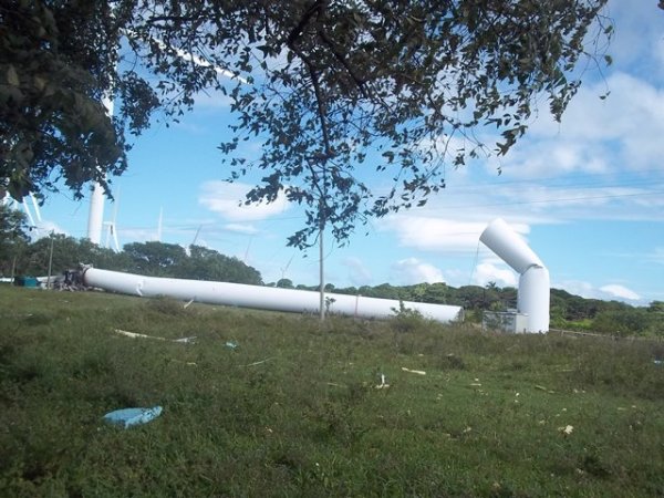 Un aerogenerador de Amayo de 125 metros de altura cayó este viernes. LÉSBER QUINTERO / END